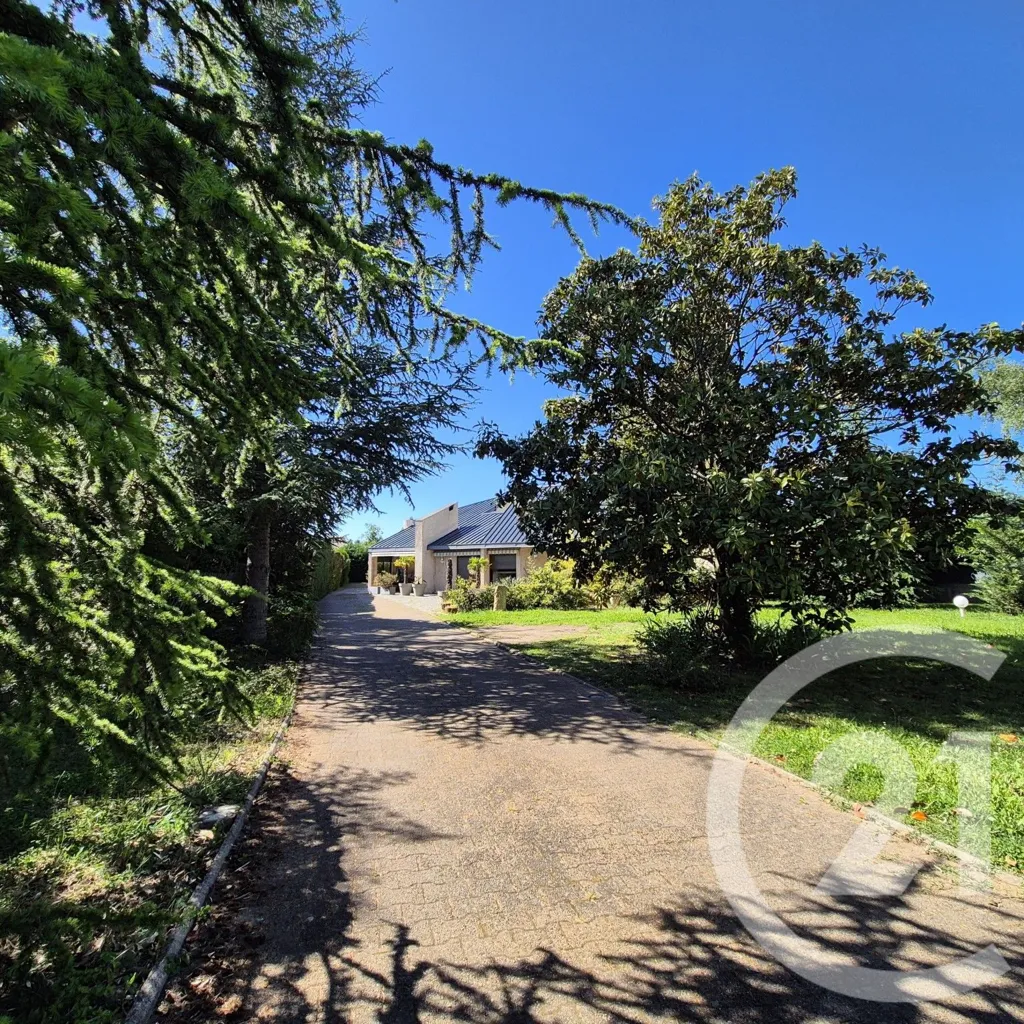 Välivaade - Architectural House with Garden in Roanne