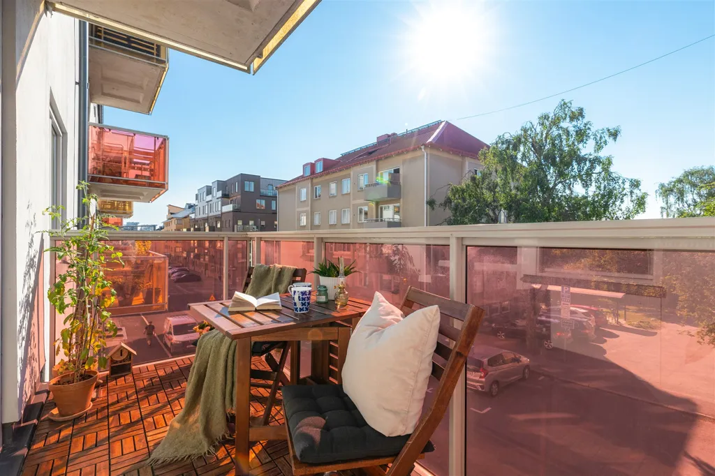 Balcon - Apartment with West-Facing Balcony in Central Sundbyberg