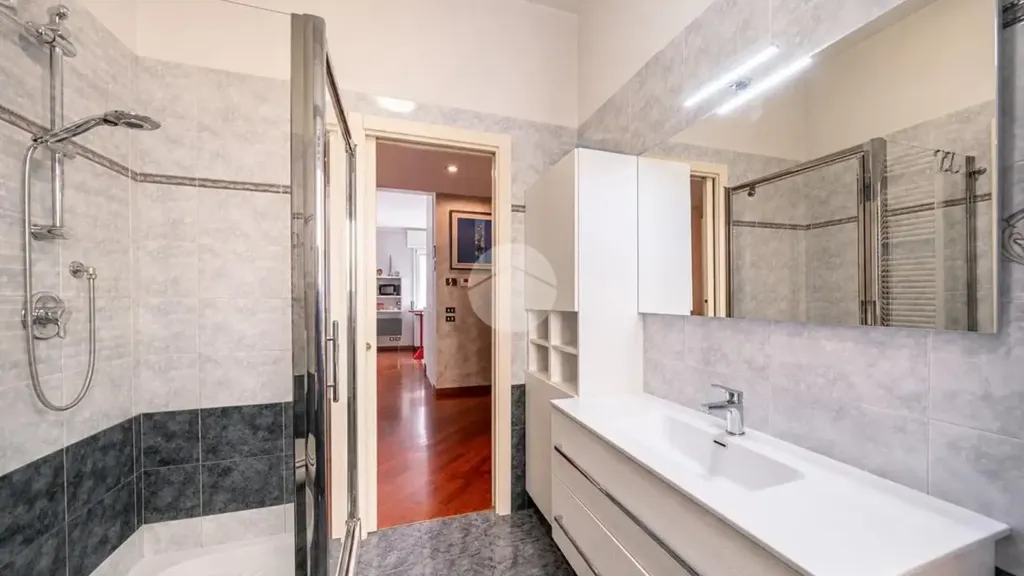 Salles de bain - Spacious Trilocale with Balconies in Parma