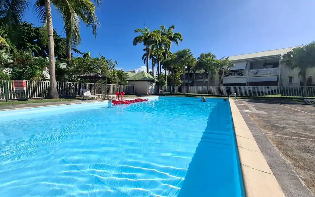 Piscine - Appartement T2 Meublé avec Terrasse à Petit-Bourg