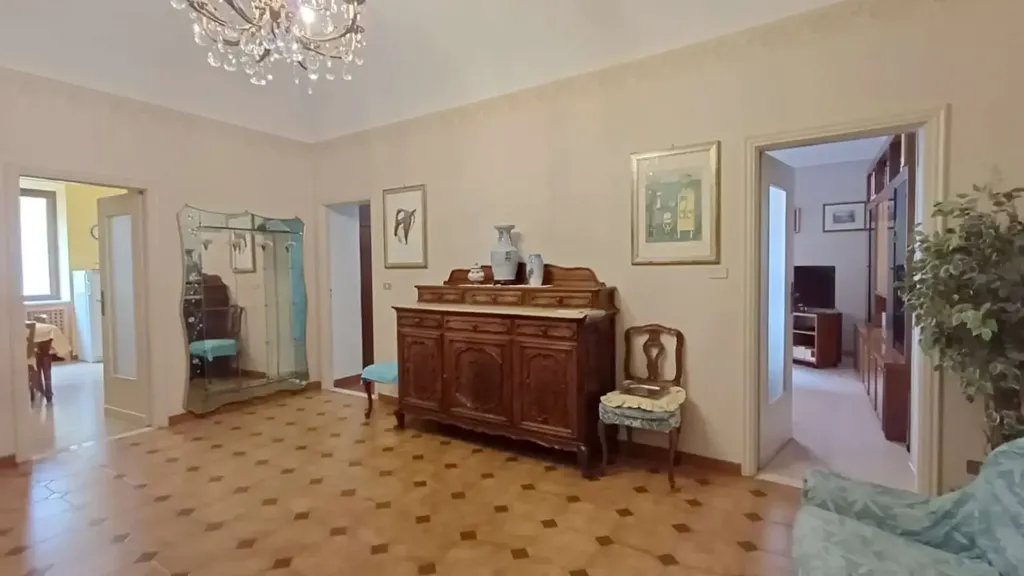 Séjour - 5-Bedroom Apartment with Balcony in Cirié