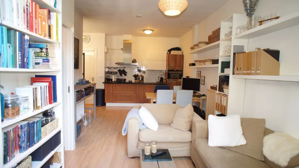 Elutuba - 2-Bedroom Flat with Balcony in The Hague