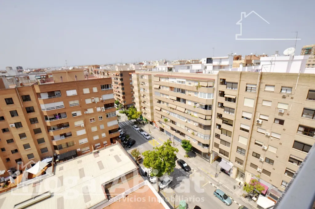Rõdu - Spacious Apartment with Balcony in Malilla, Valencia
