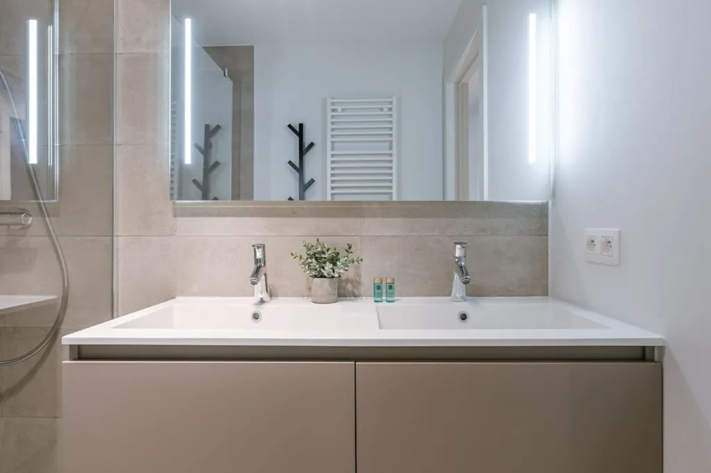 Bathrooms - South-Facing Apartment with Pool in Sailors' Park