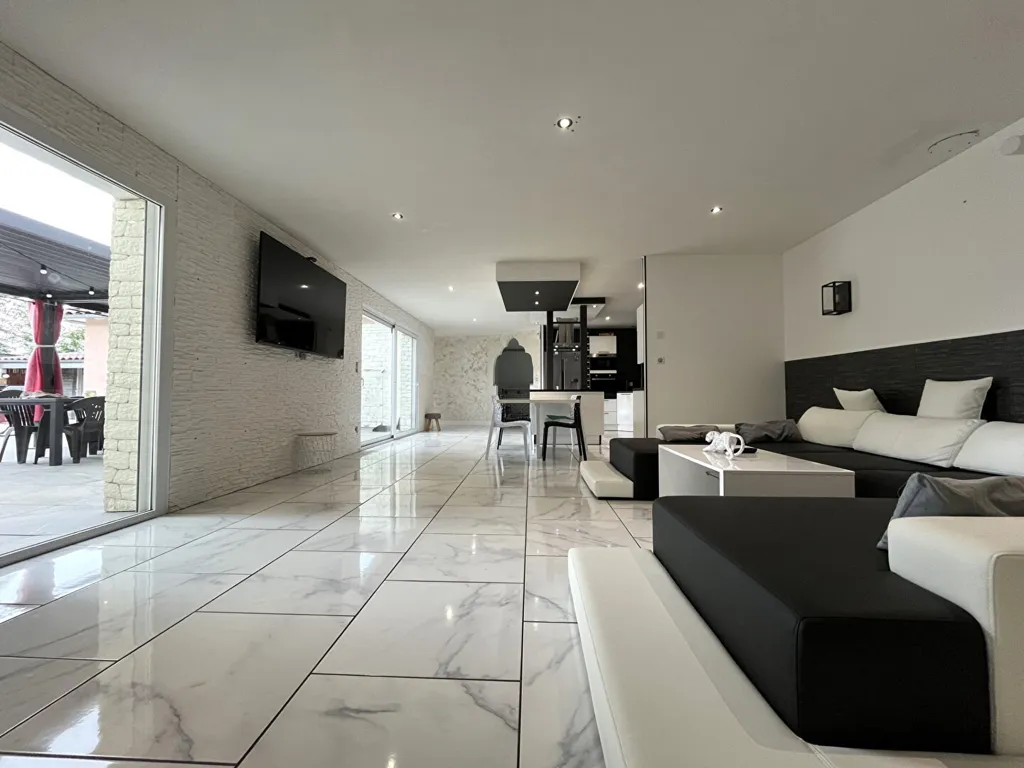 Séjour - Maison Moderne avec Piscine à Arpajon-sur-Cère