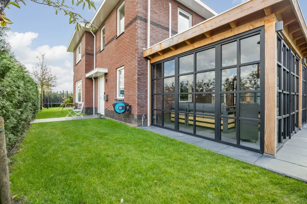 Terrass - Detached House with Business Hall in Breda