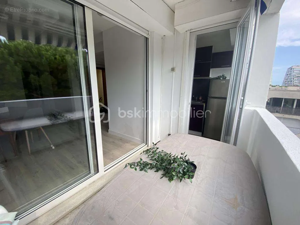 Balcony - City Centre 3-Piece with Terrace and Lift