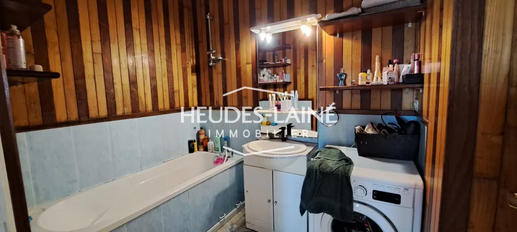 Bathrooms - 4-Bed Flat with Balcony in Pontorson