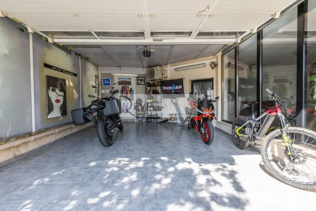 Garage - Maison de Maître avec Piscine et Vue Panoramique à Antibes
