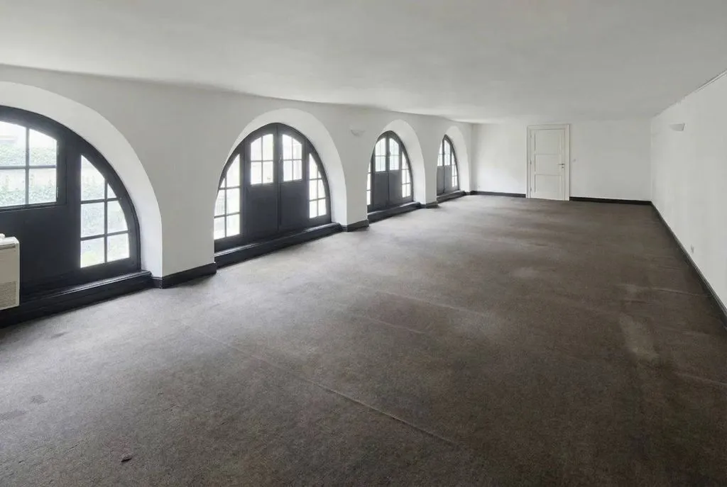 Toad - Commercial Offices in Historic Courtyard, Paris