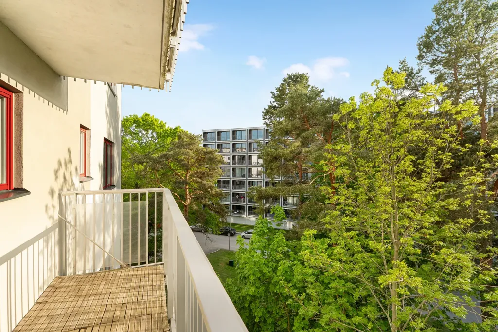 Balcon - Corner Flat with West-Facing Balcony in Norra Ängby