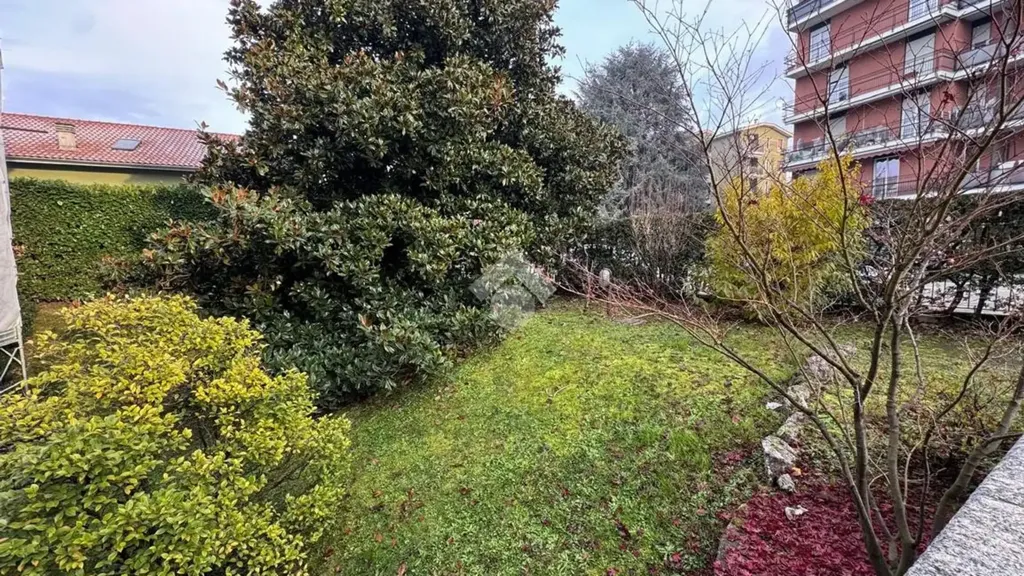 Garden - Renoavted Multilocale with Private Garden in Monza