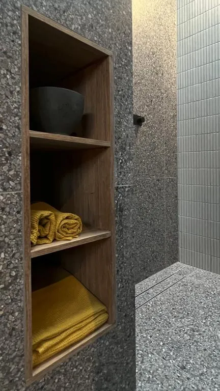 Vannitoad - Gloved-in CLT Apartment in Amsterdam North