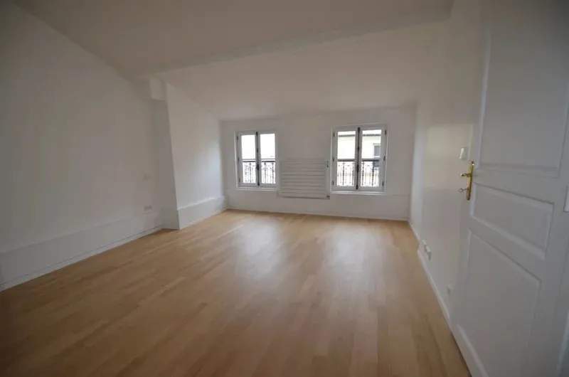 Toad - 4-Bedroom Paris Apartment with Balcony