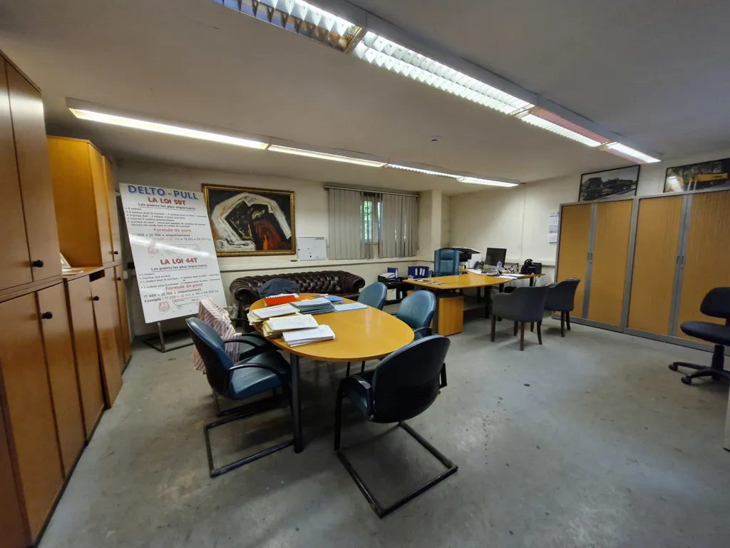 Bureau - Magasin Industriel avec Porte Sectionnelle à Manage