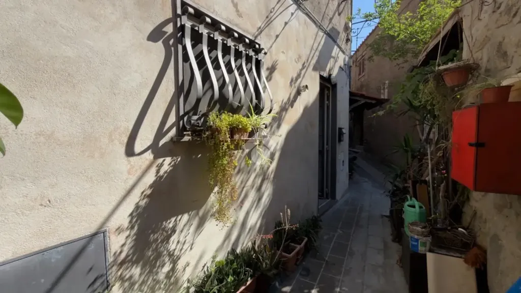 Aed - Bright Studio with Potential for Conversion in Castelnuovo di Porto