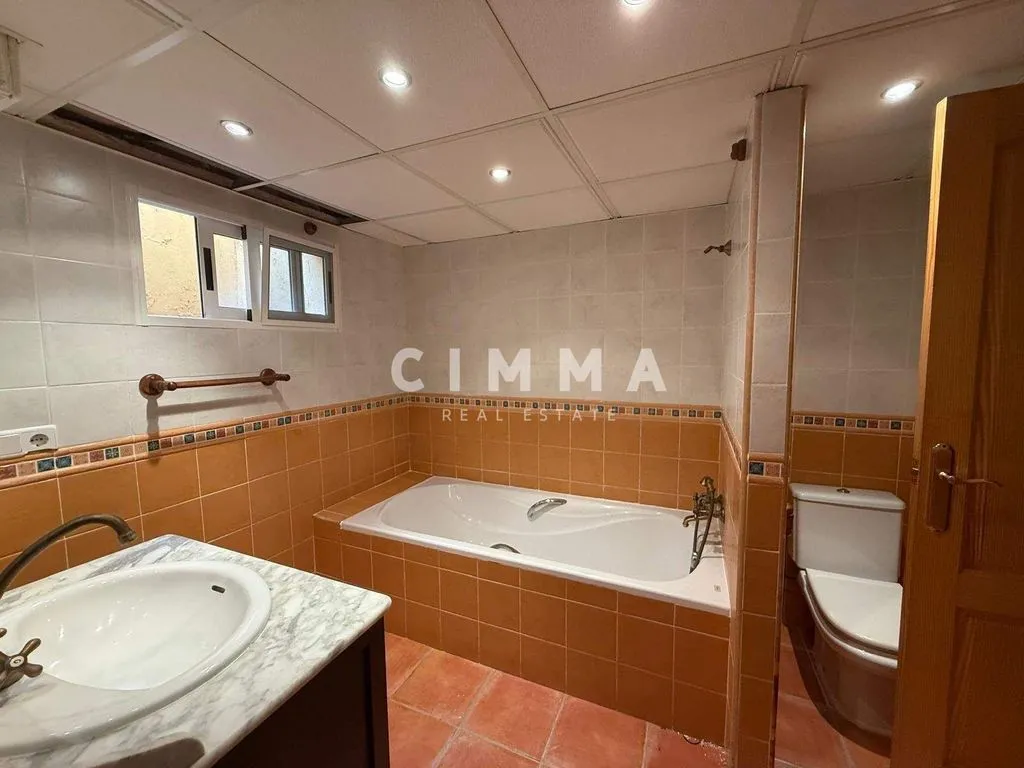 Vannitoad - Five-Bedroom Chalet with Large Plot in La Nucía