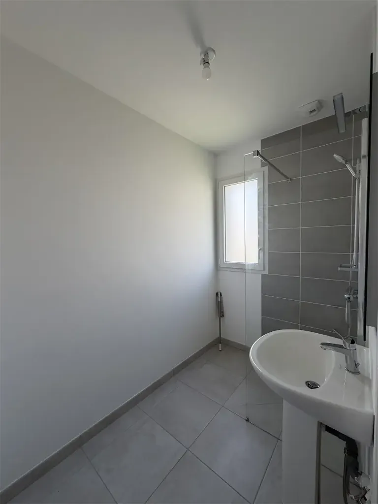 Bathrooms - Recent House with Garden in Belz