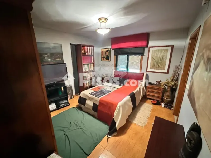 Chambres - Two-Storey House with Solar Panels in A Cañiza
