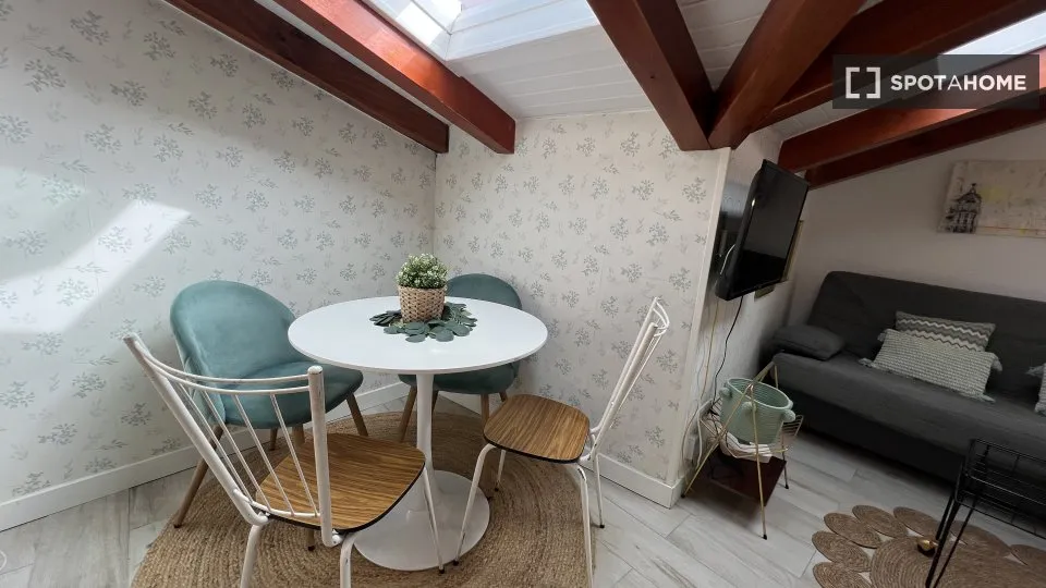 Salle à manger - Furnished Studio in Universidad, Madrid