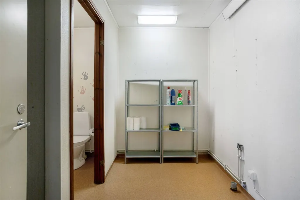Bureau - Multi-Functional Property with Parking in Stöde
