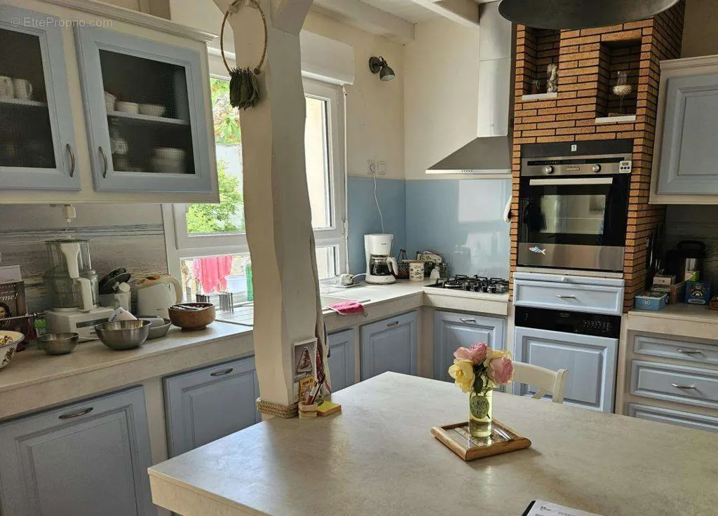 Cuisine - Maison avec piscine et jardin à Loiré le Marais
