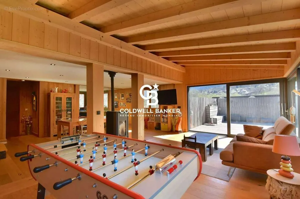Elutuba - Mixed-Use Property with South-Facing View in Les Houches