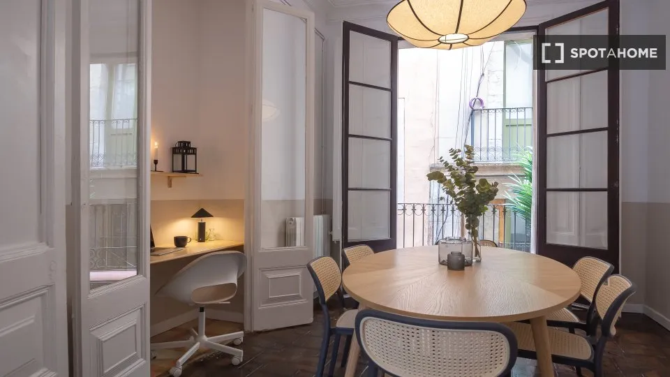 Sala da pranzo - Room in Shared Flat with Balcony in Barcelona