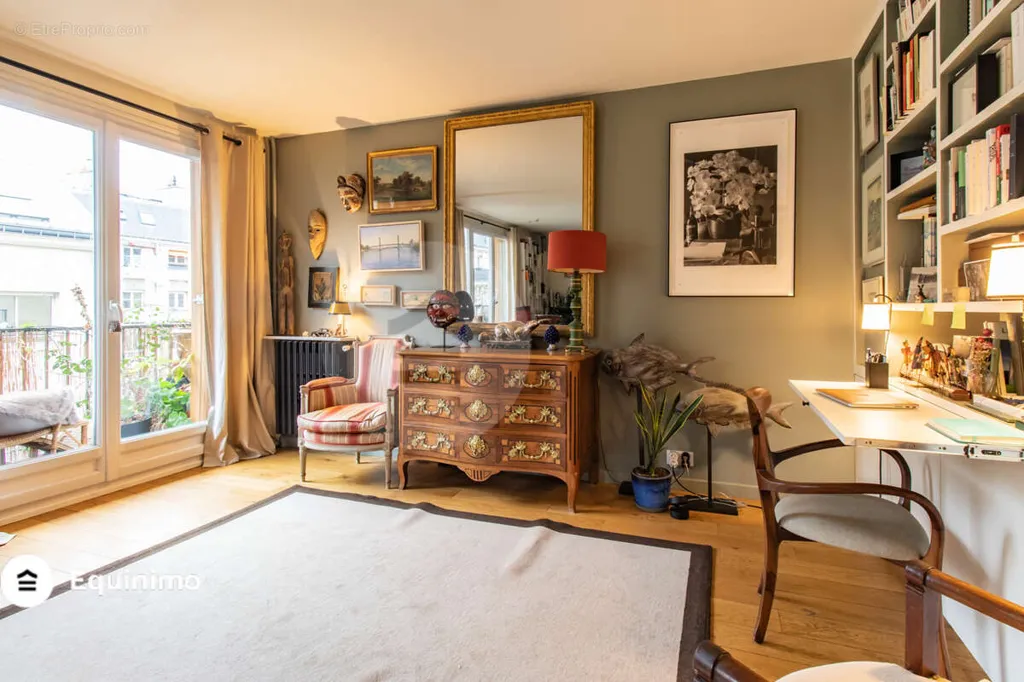 Bureau - Appartement Traversant avec Balcon à Paris
