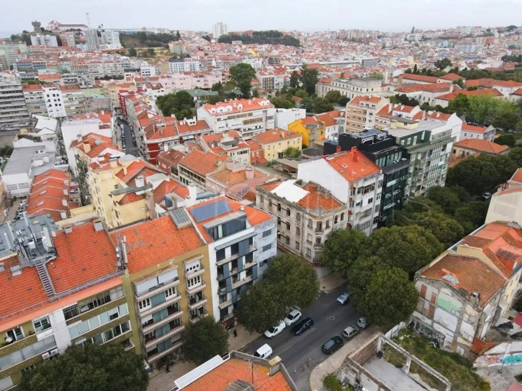 Vue aérienne - Building for Rehabilitation in Estefania, Lisbon