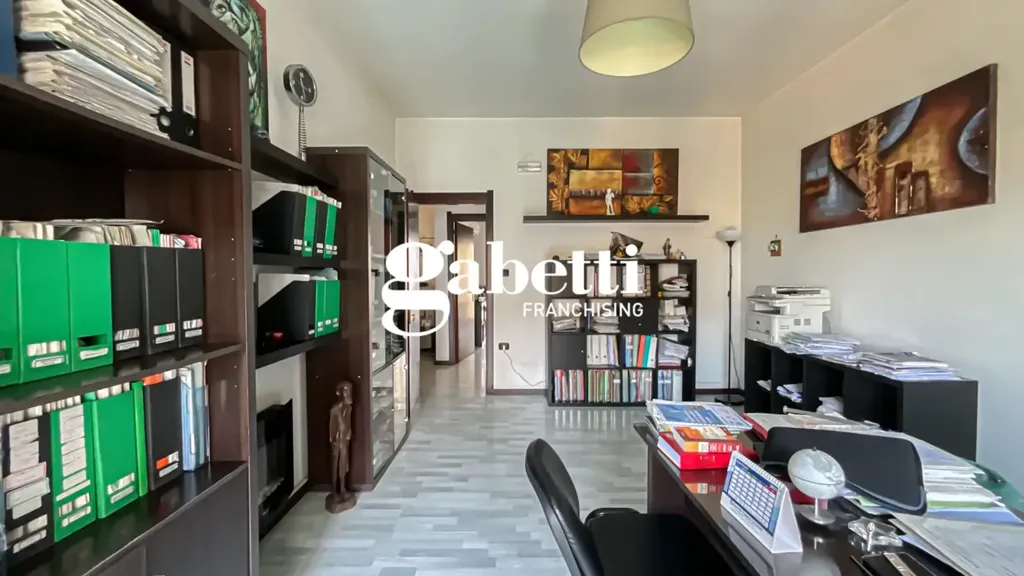 Kabinet - Income-Generating Flat with Balcony in Pompeii