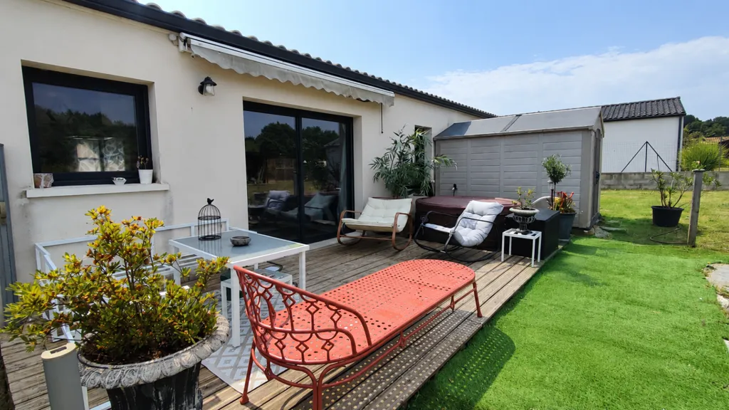Terrasse - Maison de Plain-Pied avec Piscine à Brizambourg
