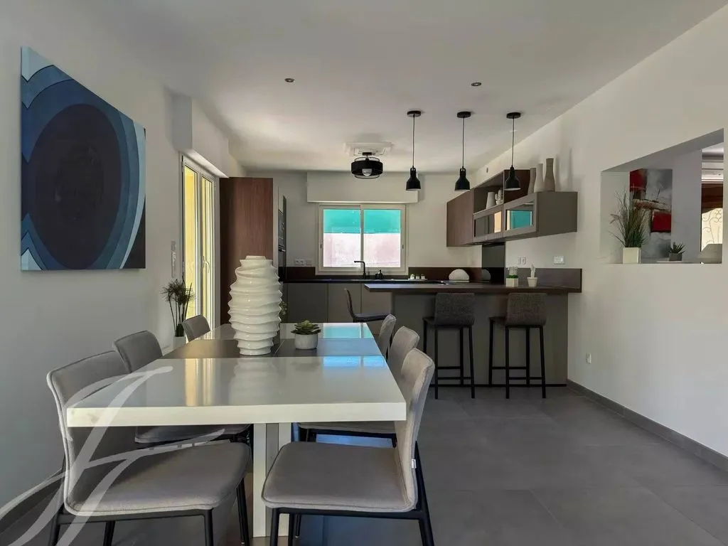 Salle à manger - Villa Luxueuse avec Piscine à Antibes