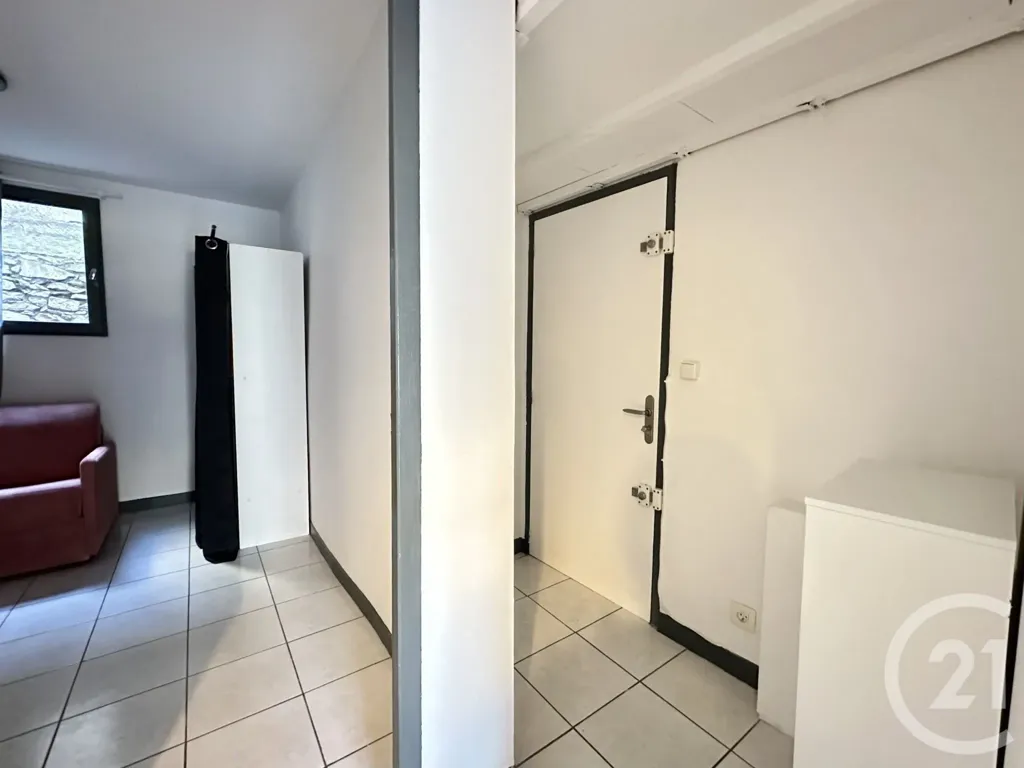 Esik - Renovated 2-Bed Flat with Balcony in Lunel