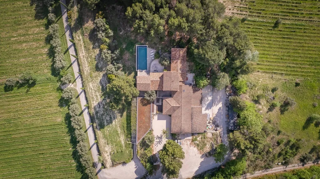 Vue aérienne - Domaine Viticole Bio avec Piscine au Cœur de l'AOP Ventoux