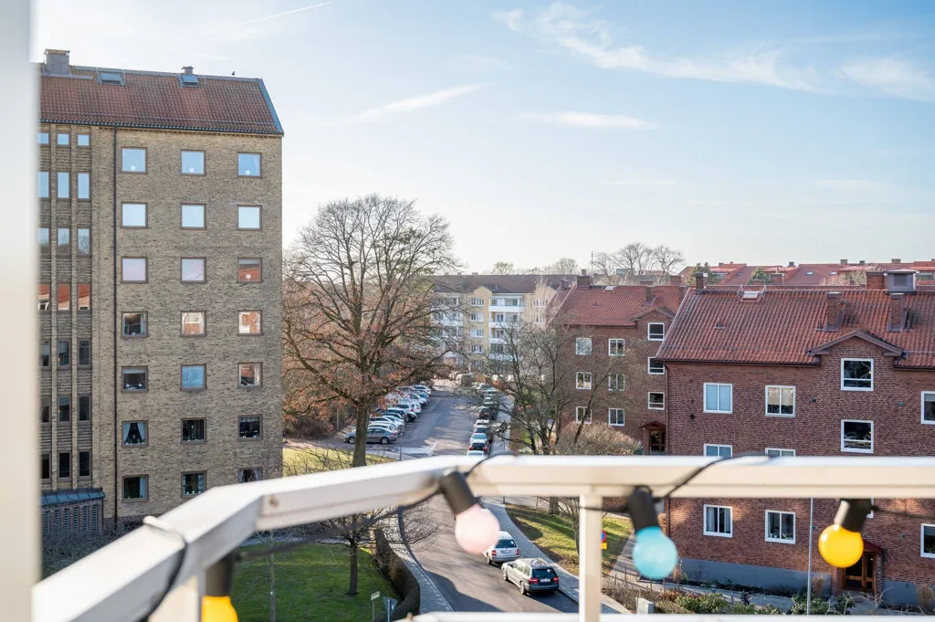 Rõdu - Spacious Two-Bedroom with West Balcony in Stockholm
