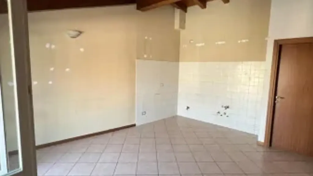 Pièces - Penthouse with Balcony in Romano di Lombardia