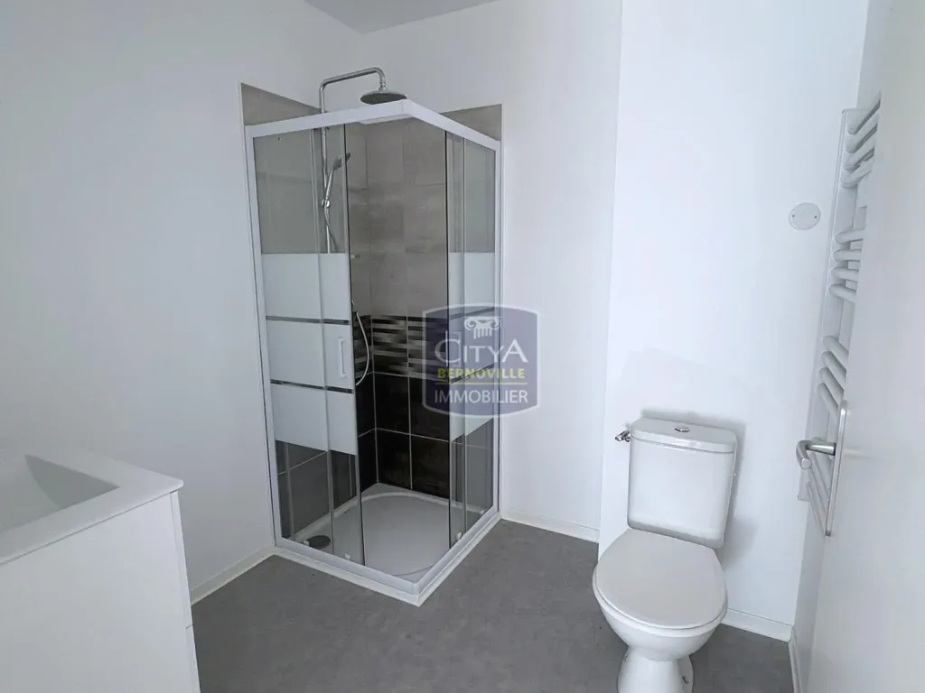 Salles de bain - Studio Récent avec Cuisine Aménagée à Saint-Quentin