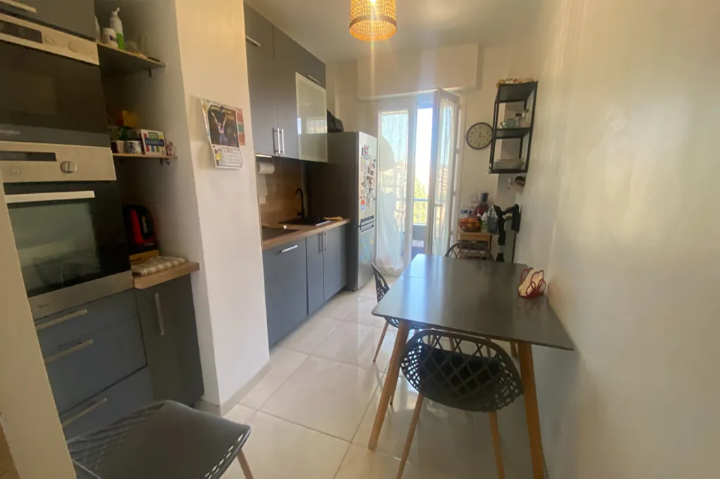 Cuisine - Appartement 3 Pièces avec Balcon à Nice