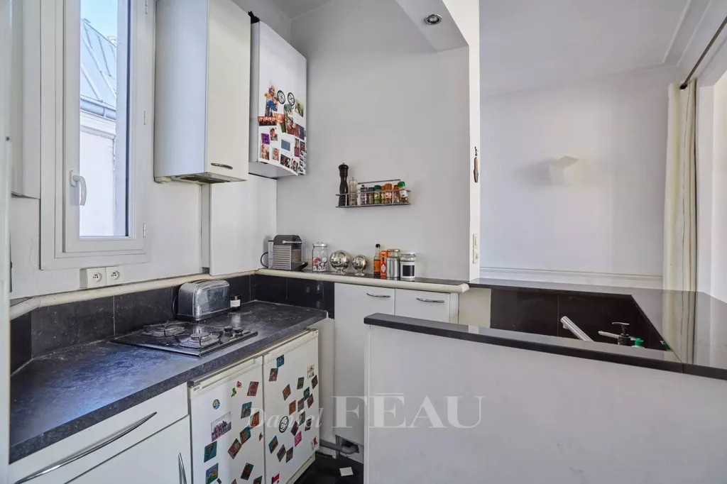 Köök - Sunlit Apartment with Balcony in Paris 8th