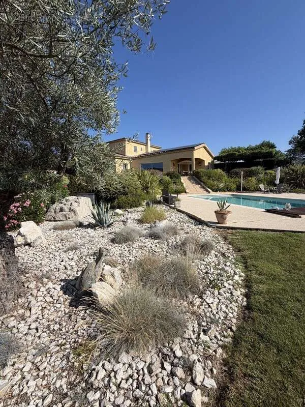 Jardin - Villa Traditionnelle avec Piscine à Chomérac