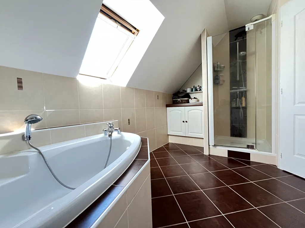 Salles de bain - Pavillon avec Garage Double dans un Cadre Calme