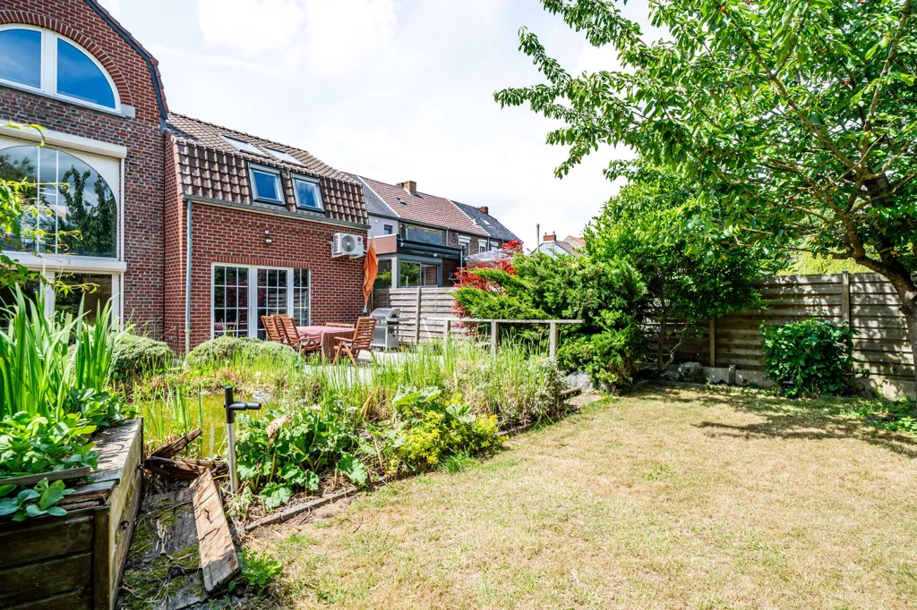 Aed - Three-Storey House with Terrace in Bray