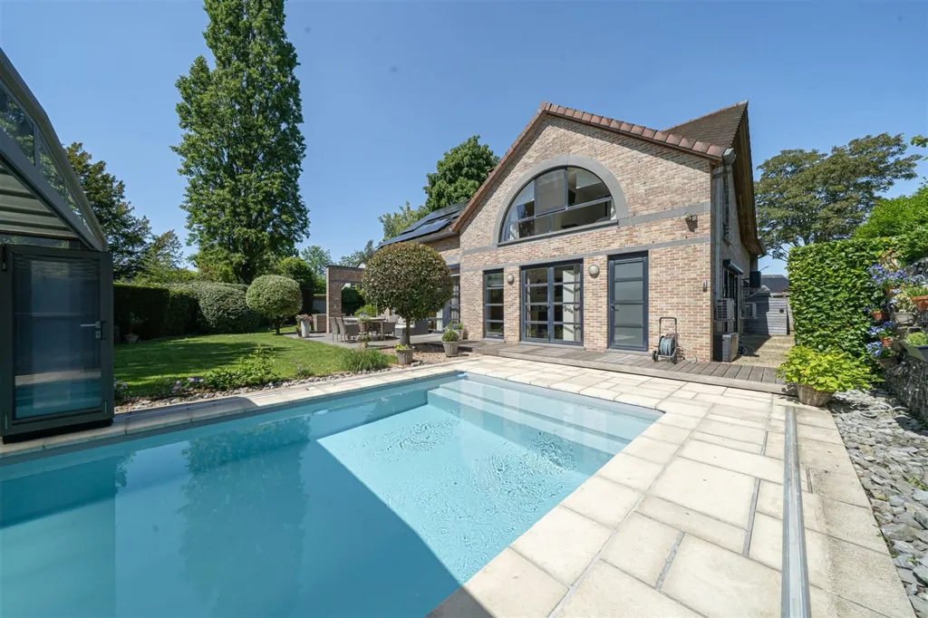 Recent Villa with Pool in Waterloo