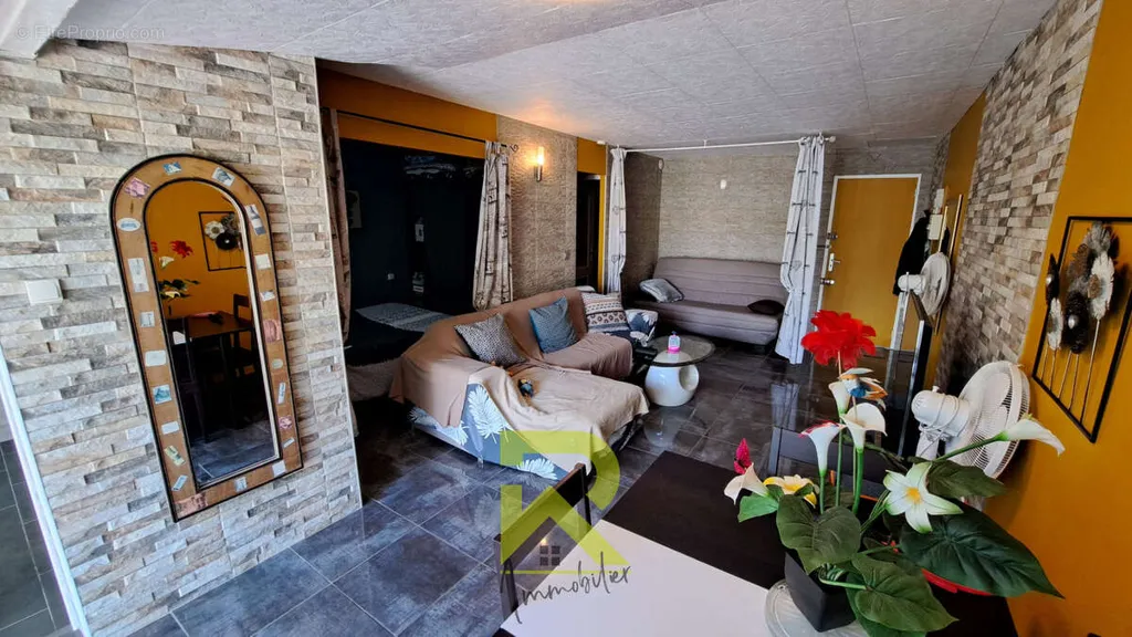Séjour - Appartement Rénové avec Jardin à Narbonne-Plage