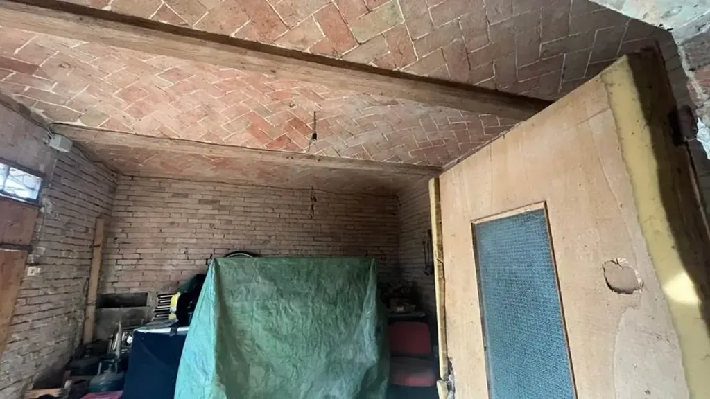 Garage - Rustic Farmhouse with Orchard in Carpi
