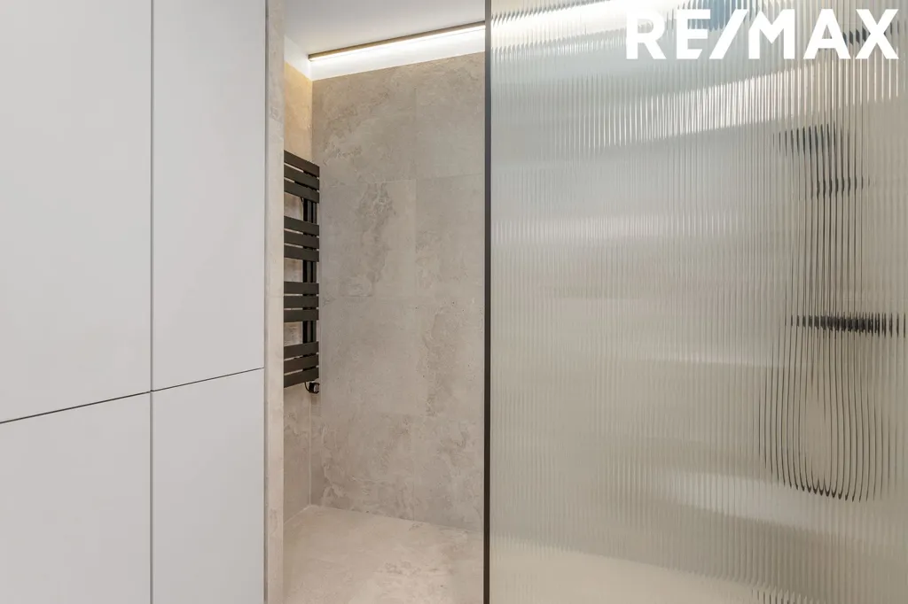 Salles de bain - Modern Apartment with Garden in Úlfarsárdal