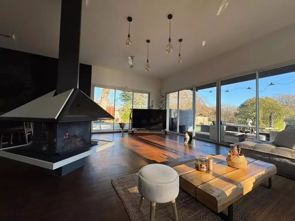Séjour - Maison d'Architecte avec Piscine à Salleboeuf