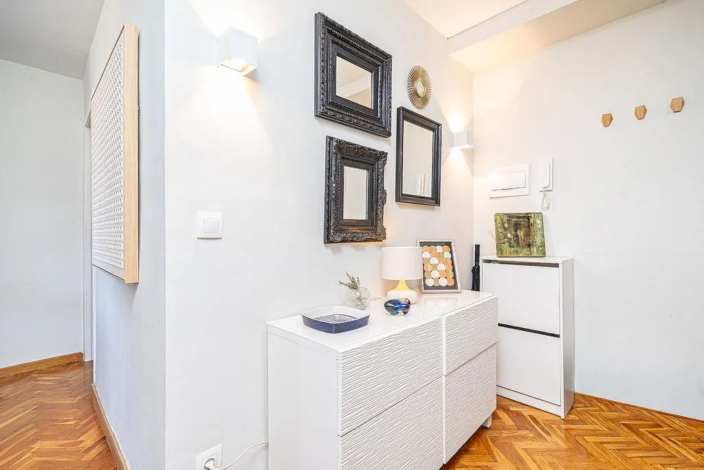 Esik - Renovated Apartment with Balcony in La Bonanova