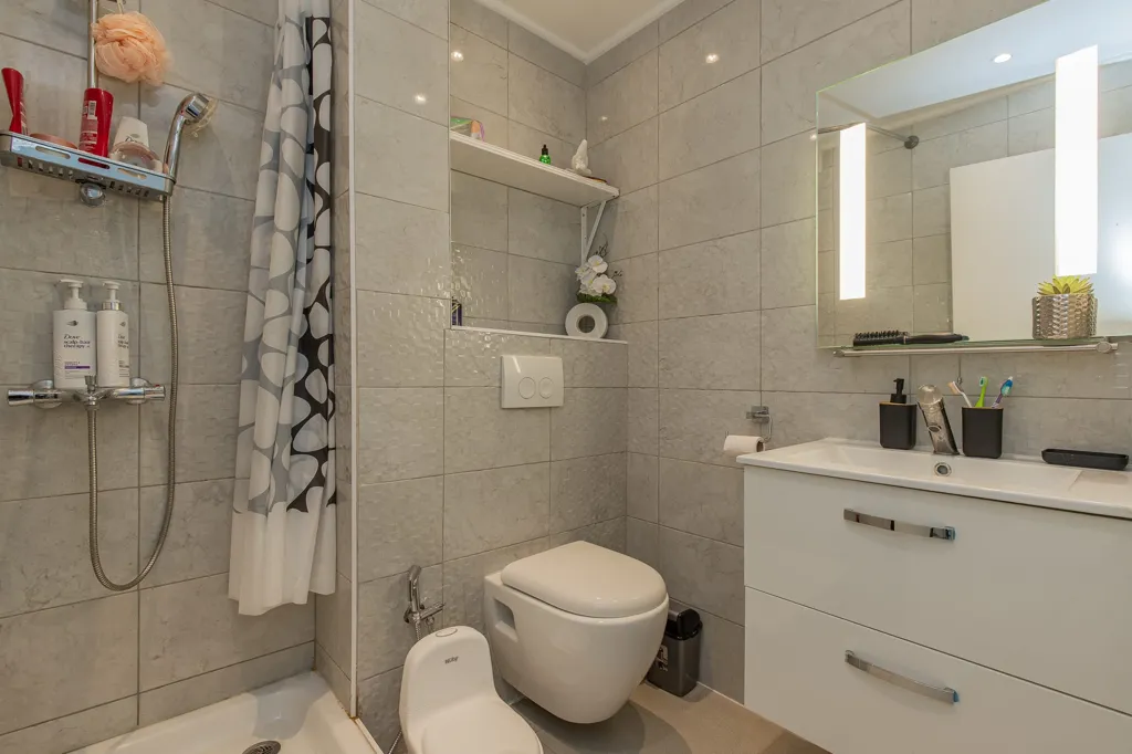 Salles de bain - Appartement Luminosité avec Garage à Borgerhout
